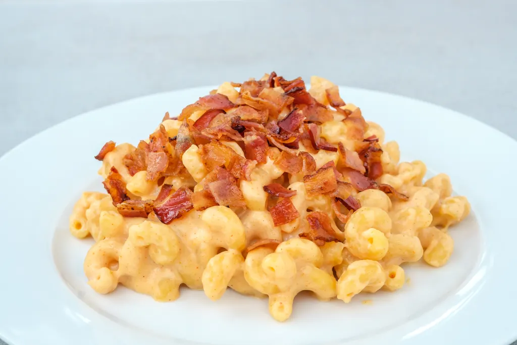 Creamy mac and cheese crowned with crispy bacon pieces