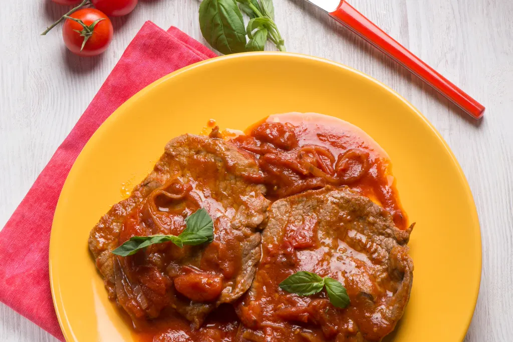Beef pizzaiola with tomatoes and basil