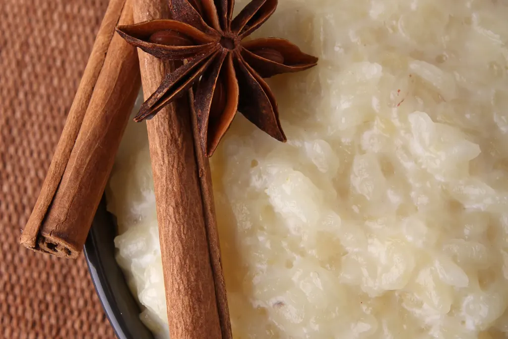 Sticky rice pudding with cinnamon