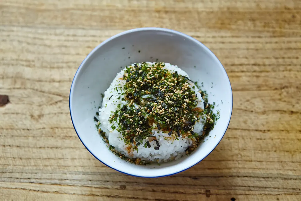 Seasoned sticky rice bowl with seaweed
