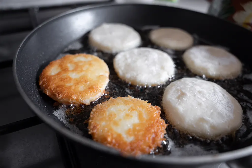 Crispy sticky rice cakes